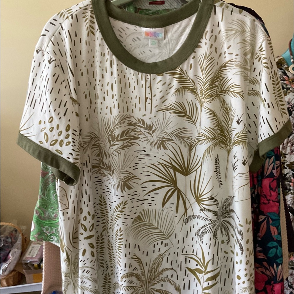 NWOT, Lu LaRoe Green and cream Tropical Print T-Shirt, Sz. 2XL
